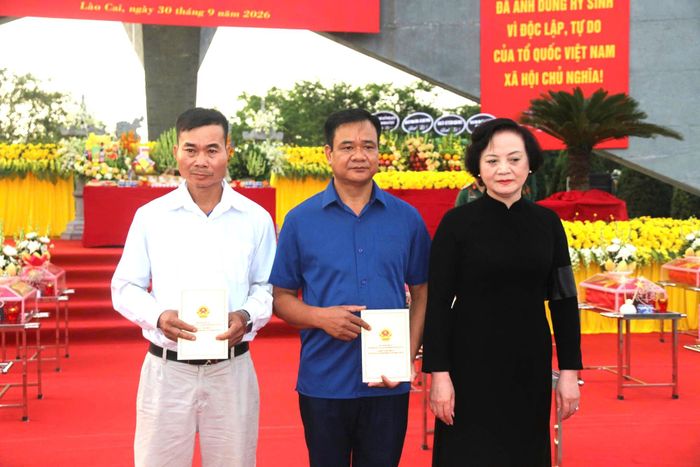 Ông Triệu Văn Mây, hành trình tìm người anh trai là liệt sĩ Triệu Văn Mão đứng giữa được Phó Thủ tướng Chính phủ Phạm Thị Thanh Trà chia sẻ với gia đình thân nhân liệt sĩ.