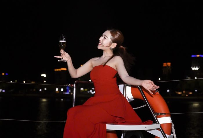 Ca sĩ Kiều Oanh (Á quân Ngôi sao Phương Nam...) trong buổi trình diễn, chụp hình du lịch trên du thuyền Sơn Tùng.