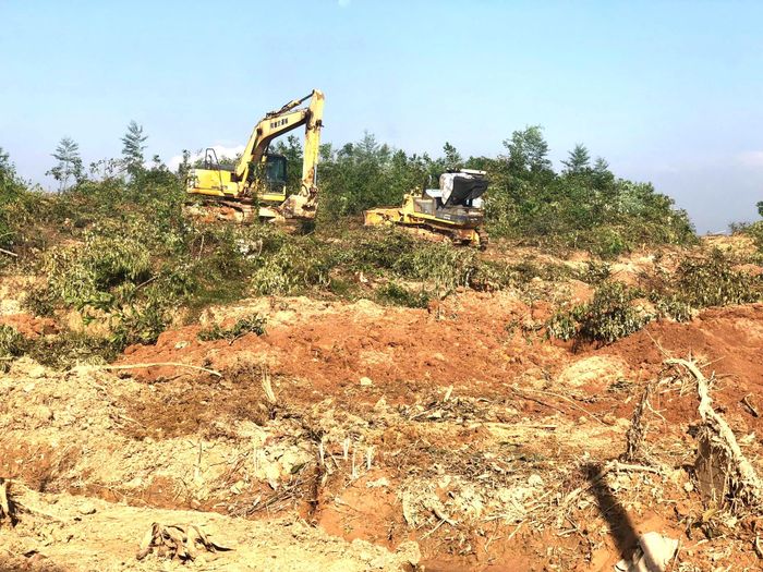 Lực lượng chức năng tiến hành san gạt mặt bằng, buổi cưỡng chế diễn ra an toàn, đúng quy trình, quy định pháp luật.