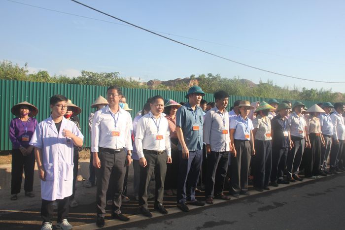 Các lực lượng chức năng tham dự buổi cưỡng chế.