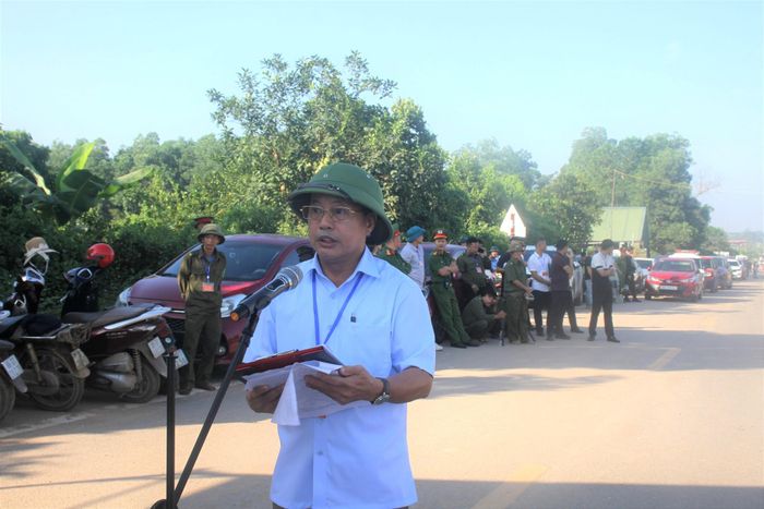 Ông Nguyễn Văn Thu, Phó chủ tịch UBND xã, Trưởng Ban cưỡng chế thu hồi đất xã Liên Hòa đọc các quyết định cưỡng chế thu hồi đất đối với 2 hộ không chấp hành.