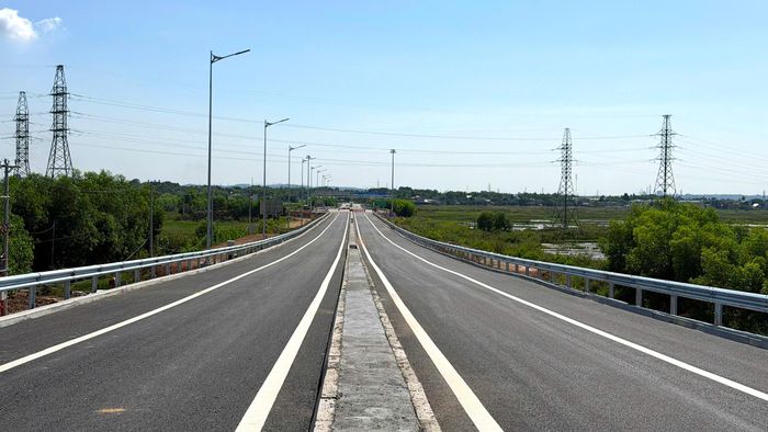 Trong hôm nay, ngày 30/9, chủ đầu tư sẽ phối hợp với đơn vị điện lực, hoàn thành đóng điện chính thức cho toàn bộ nút giao.