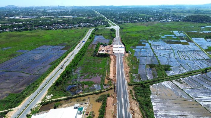 Đi qua khu vực có địa chất yếu, cần thêm thời gian gia tải nên nút giao Trì Bình - Dung Quất sẽ được đưa vào khai thác trong điều kiện chờ lún. Qua năm 2027, sau khi hết thời gian chờ lún, chủ đầu tư sẽ tiến hành thảm thêm một lớp áo đường, hoàn thiện mặt đường theo thiết kế. Hiện, chủ đầu tư đã cắm bảng chờ lún tại một số vị trí, dự kiến giới hạn tốc độ phương tiện ra - vào nút ở vận tốc 40km/h. 