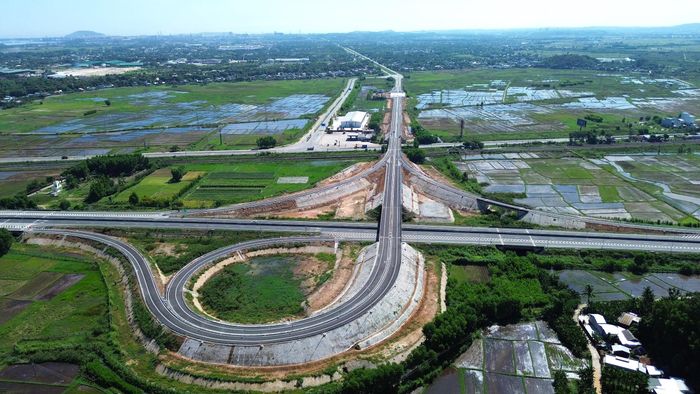 Nút giao kết nối trực tiếp với tuyến đường Trì Bình - Cảng Dung Quất và quốc lộ 1, là cửa ngõ ra vào cao tốc của Khu Kinh tế Dung Quất và các xã khu vực phía Đông - Bắc tỉnh Quảng Ngãi. Việc sớm đưa nút giao vào khai thác sẽ tạo động lực phát triển liên vùng rất lớn, khai thác hiệu quả hạ tầng cao tốc và giảm tải lưu lượng cho quốc lộ 1, rút ngắn thời gian di chuyển của phương tiện, góp phần kéo giảm tai nạn.