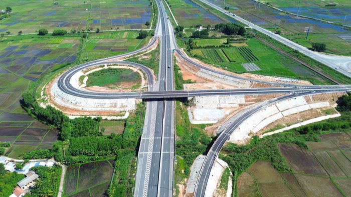Theo chủ đầu tư, đơn vị đã tiến hành kiểm tra, nghiệm thu tổng thể các hạng mục công trình vào ngày 28/9. Cùng với đó, Cục Đường bộ Việt Nam (Bộ Xây dựng), Cục Cảnh sát giao thông (Bộ Công an) và Khu Quản lý đường bộ 3 đã kiểm tra hiện trường và có ý kiến về phương án tổ chức giao thông nút giao. Hiện, chỉ chờ văn bản chấp thuận chính thức của Cục Đường bộ Việt Nam là mở rào chắn, đón xe ra vào cao tốc.