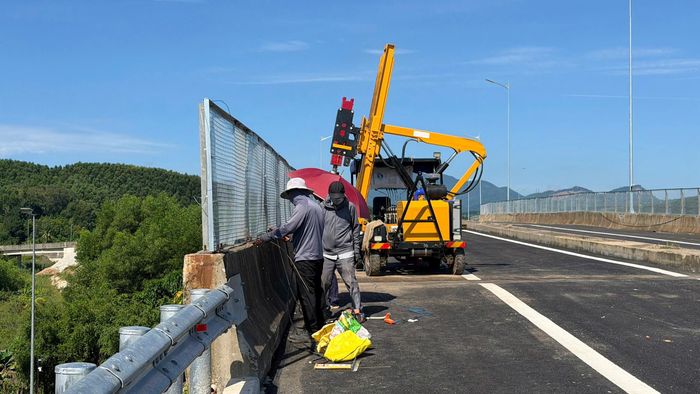 Hiện tại, nhà thầu đang tập trung hoàn thiện những hạng mục cuối cùng, như: Gia cố lưới chống vật rơi trên thành cầu vượt, thi công tiếp địa cột đèn cao áp, hoàn thiện ta luy âm, xây dựng nhà nghỉ ca cho nhân viên vận hành nút giao và vệ sinh tổng thể công trình sau xây dựng.