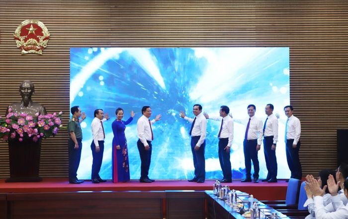 Lãnh đạo tỉnh Nghệ An cùng các đại biểu thức nhấn nút đưa vào vận hành thử nghiệm Kho dữ liệu dùng chung tỉnh Nghệ An.