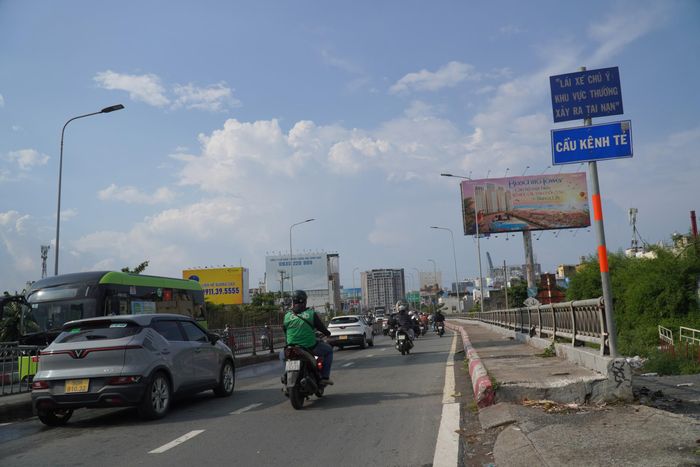 Cầu Kênh Tẻ nằm trên trục đường Nguyễn Hữu Thọ, kết nối quận 7 và quận 4 (cũ), là một trong những tuyến cửa ngõ quan trọng của khu Nam, thường xuyên ùn ứ vào giờ cao điểm. Để giảm áp lực giao thông khu vực này, TP.HCM đã khởi công dự án cầu đường Nguyễn Khoái, tổng chiều dài khoảng 5km, vốn đầu tư hơn 3.700 tỷ đồng, kết nối quận 7, quận 4 và quận 1 (cũ). Dự án dự kiến hoàn thành vào quý II/2027.