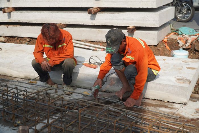 Theo ghi nhận của PV Báo Xây dựng ngày 29/9, nhiều công nhân cùng máy móc đang khẩn trương thi công tuyến đường gom bên hông cầu Kênh Tẻ, phường Tân Hưng, theo hướng từ đường Trần Xuân Soạn đến đường Ngô Thị Bì.