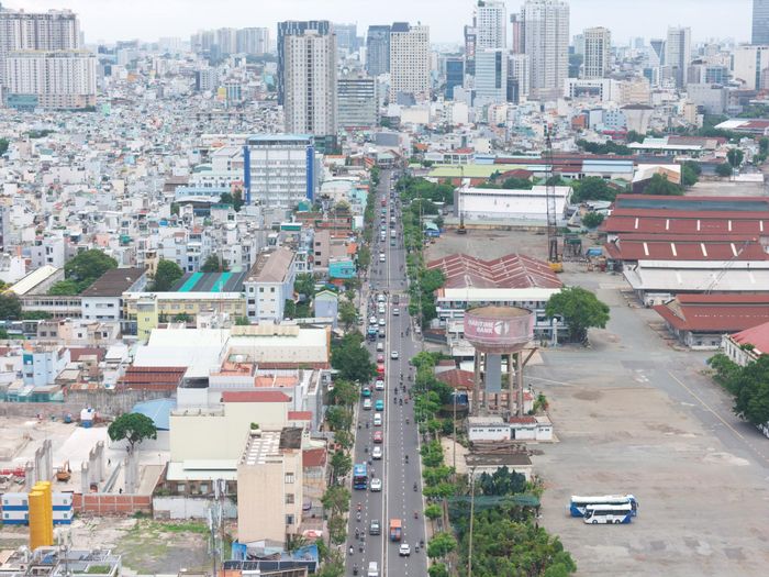 Ngoài ra, thành phố đang triển khai nhiều dự án lớn tại khu Nam như mở rộng đường Nguyễn Tất Thành, với tổng vốn gần 3.000 tỷ đồng và nâng cấp đường Tôn Thất Thuyết ven kênh Tẻ, vốn hơn 5.600 tỷ đồng. Các dự án được kỳ vọng góp phần đồng bộ hạ tầng giao thông, chỉnh trang đô thị khu vực. (Trong ảnh là đường Nguyễn Tất Thành).