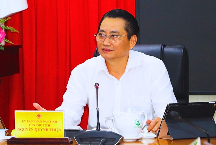 Ông Nguyễn Quỳnh Thiện, Phó Chủ tịch UBND tỉnh Vĩnh Long, chỉ đạo Trung tâm Phát triển quỹ đất tỉnh phối hợp các xã, phường khẩn trương giải quyết các khó khăn, vướng mắc, đẩy nhanh công tác giải phóng mặt bằng.