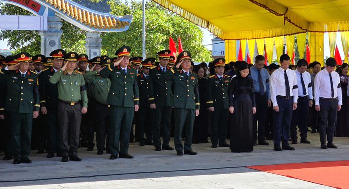 Các đại biểu dành phút mặc niệm tri ân các anh hùng liệt sĩ.