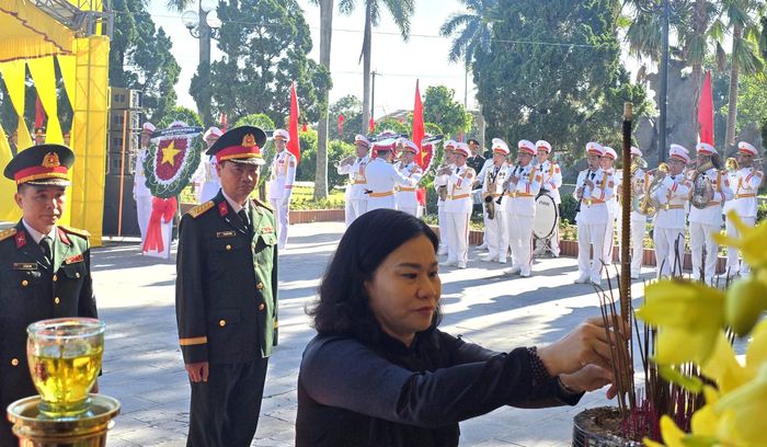 Bà Nguyễn Thị Tuyến, Phó bí thư Đảng ủy Chính phủ thành kính dâng hương các anh hùng liệt sĩ.