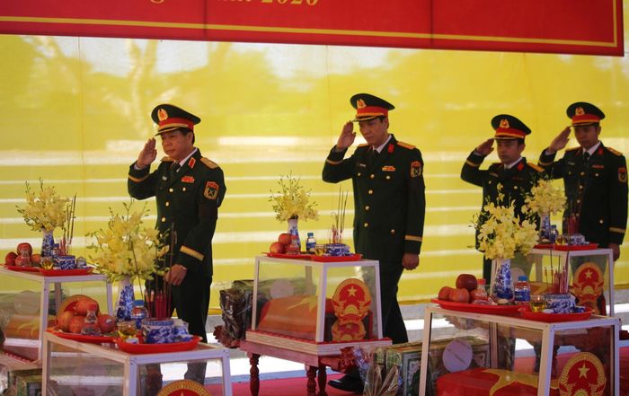 Các đại biểu thực hiện nghi thức dâng hương, tưởng nhớ các anh hùng liệt sĩ.