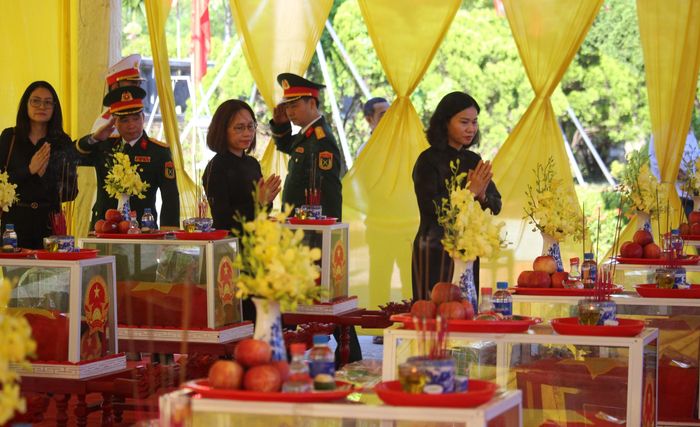 Các đại biểu thực hiện nghi thức dâng hương, tưởng nhớ các anh hùng liệt sĩ.