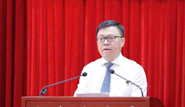 Ông Lê Quốc Minh, Ủy viên Trung ương Đảng, Tổng Biên tập Báo Nhân Dân, Phó Trưởng Ban Tuyên giáo Trung ương, Chủ tịch Hội Nhà báo Việt Nam phát biểu tại Hội thảo.