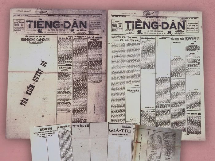Các đại biểu cắt băng khai mạc và tham quan trưng bày chuyên đề “Huỳnh Thúc Kháng - Nhà chí sĩ yêu nước, nhà báo và di sản Báo Tiếng Dân”.