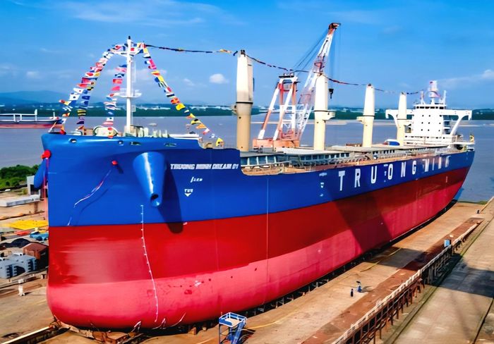 Sở Xây dựng Ninh Bình vừa ban hành Thông báo số 11219/TB-SXD về việc hạn chế giao thông đường thủy nội địa phục vụ hạ thủy hai tàu vận tải trên tuyến sông Hoàng Long.