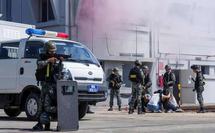 Cảnh sát đặc nhiệm tiếp cận từ nhiều hướng, nhanh chóng khống chế đối tượng, giải cứu con tin và đưa người bị nạn đến khu vực an toàn trong tình huống diễn tập.
