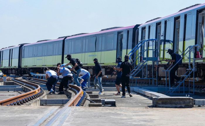 Các lực lượng phối hợp nhịp nhàng, triển khai diễn tập sát thực tế.