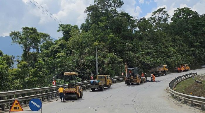 Công tác sửa chữa, khắc phục các hư hỏng đường Hồ Chí Minh được Khu QLĐB III và địa phương quan tâm rà soát, sửa chữa.