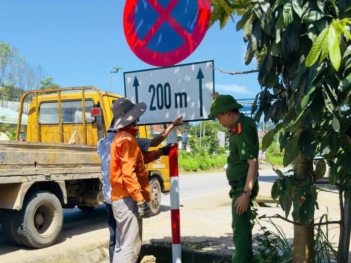 Lắp biển cấm dừng, cấm đổ các đoạn, điểm có trường học, trạm y tế.