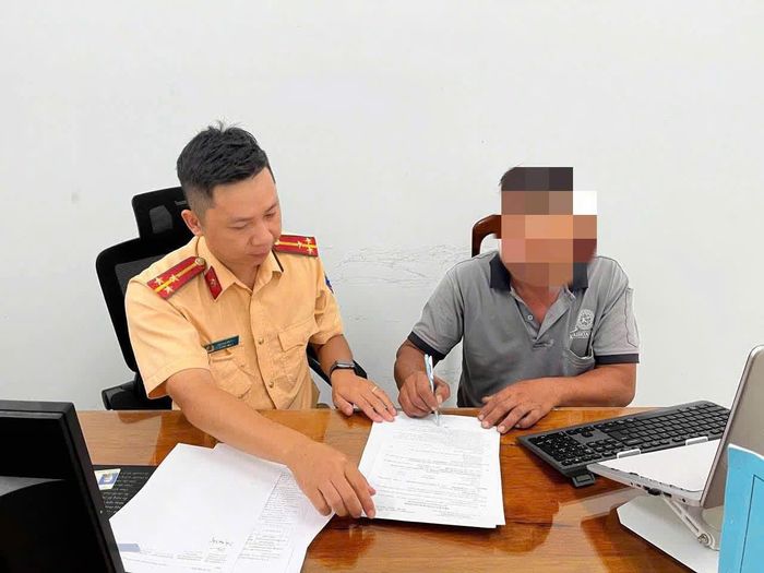 Cán bộ Trạm CSGT Ninh Hòa đã lập biên bản vi phạm hành chính đối với ông D.Q.T.