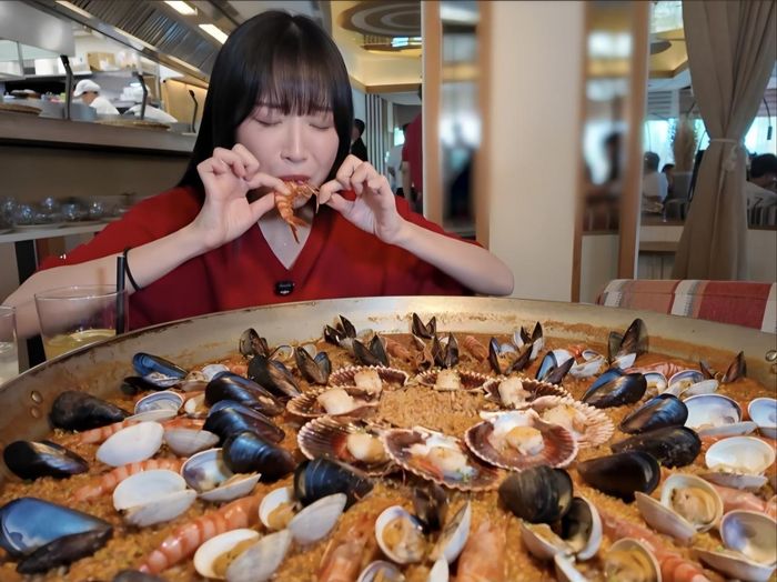 YouTuber Hàn Quốc Tzuyang sở hữu 13,5 triệu người theo dõi nhờ các video quay cảnh ăn uống. (Ảnh chụp màn hình).