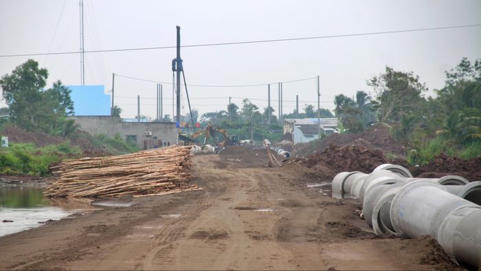 Các nhà thầu đang huy động tối đa nguồn lực đẩy nhanh tiến độ thi công đường Vành đai ngoài - thành phố Bạc Liêu (giai đoạn 1).
