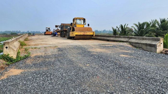 Tuyến đường Phước Long - Ba Đình (ĐT979) đang được tăng tốc thi công sau khi có mặt bằng sạch.