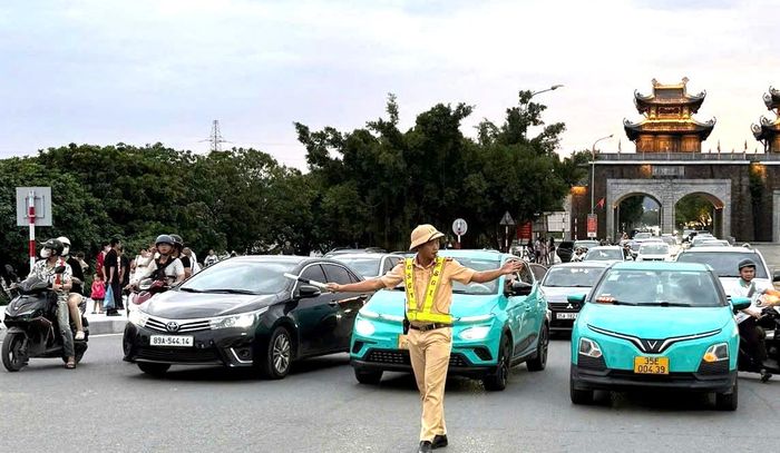 Lượng phương tiện gia tăng, hạ tầng tại một số khu vực chưa đáp ứng yêu cầu, trong khi ý thức chấp hành pháp luật của một bộ phận người tham gia giao thông còn hạn chế là nguyên nhân các vụ TNGT còn nhiều.