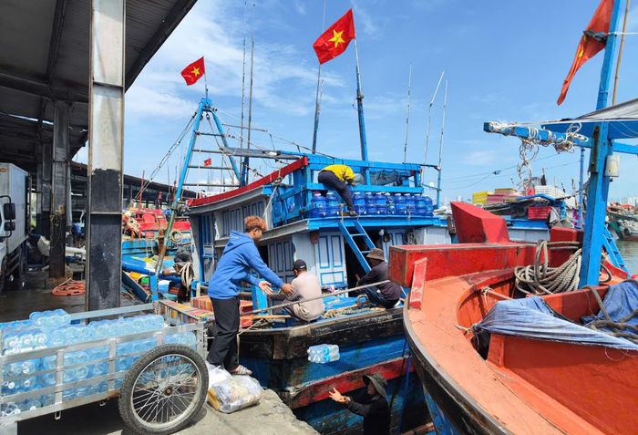 Tàu cá neo đậu tập trung tại cảng, tiềm ẩn nguy cơ cháy lan nếu xảy ra sự cố cháy, nổ. (Ảnh: Hoàng Sơn)