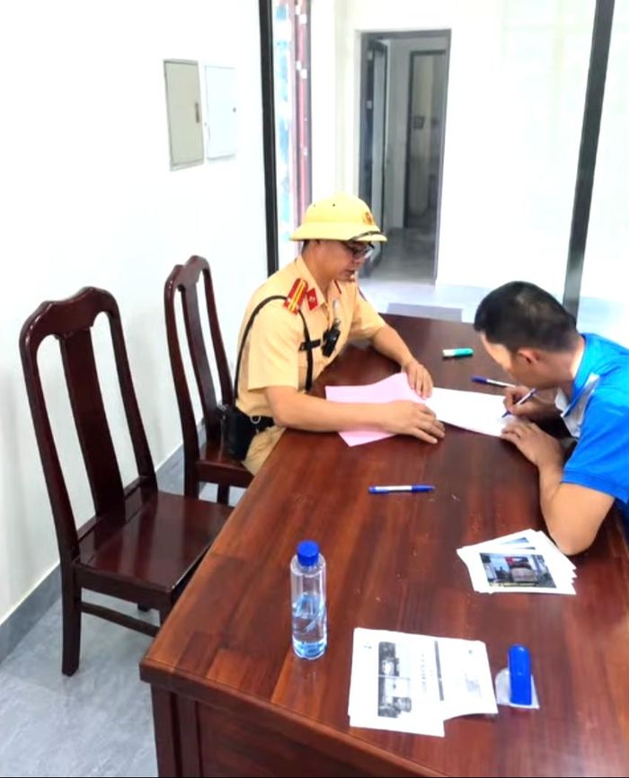 Lực lượng Cảnh sát giao thông xác minh và làm việc với tài xế xe khách. 