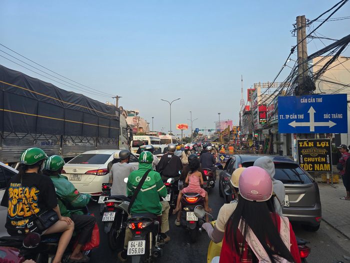 Nút giao số 4 (Nguyễn Văn Linh - Ba Tháng Hai) thường xuyên kẹt xe vào giờ cao điểm.