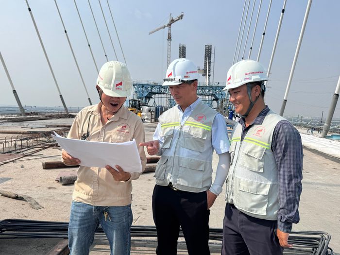 Ông Phan Văn Quân, Phó Giám đốc Công ty Cổ phần Xây dựng hạ tầng Bắc Trung Nam, đồng thời là Giám đốc Dự án J3-1 thi công cầu Phước Khánh thuộc tuyến cao tốc Bến Lức - Long Thành, cho biết khi mới tiếp nhận công trình, nhà thầu gặp rất nhiều khó khăn.
