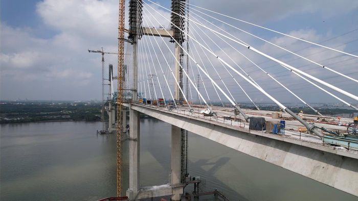 Phải đến cuối năm 2023, toàn dự án mới tái khởi động trở lại. Cầu Bình Khánh dài gần 2,8km, vượt sông Soài Rạp, hoàn thành cuối năm 2025. Trong khi đó, đến tháng 4/2025, cầu Phước Khánh mới lựa chọn được nhà thầu. Điều này khiến tuyến cao tốc Bến Lức - Long Thành chưa thể kết nối liền mạch Đông - Tây, dù đã đưa vào khai thác hai đoạn đầu từ Bến Lức đến Long Thành.