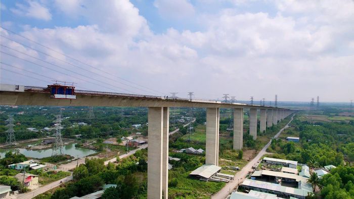 Trong khi đó, để bảo đảm tiến độ và tiết kiệm chi phí, nhà thầu phải tái sử dụng các kết cấu này nên việc kiểm tra, đánh giá được thực hiện chặt chẽ nhằm bảo đảm an toàn cho công trình vĩnh cửu cũng như an toàn lao động trên dự án. “Đây là thách thức lớn nhất mà chúng tôi phải khắc phục”, ông Quân nói.