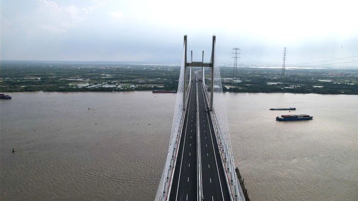 “Với quyết tâm đưa dự án về đích, chúng tôi thực hiện đồng thời tất cả các công việc tại phòng thiết kế, vừa thi công ngoài công trường một cách tối ưu nhất. Lúc cao điểm, Công ty Bắc Trung Nam huy động hơn 300 cán bộ, kỹ sư, 4 bộ xe đúc tại hai trụ tháp cùng hàng trăm phương tiện, thiết bị, làm việc liên tục ngày đêm”, ông Quân chia sẻ.