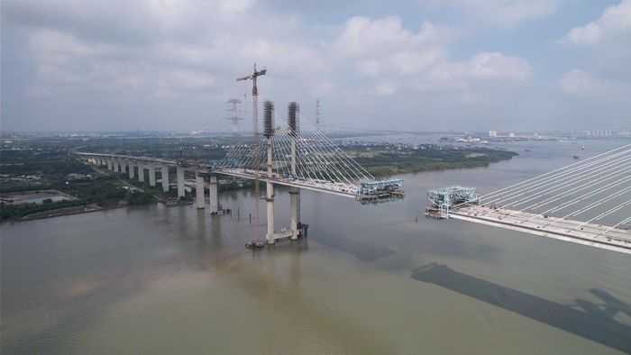 Liên danh nhà thầu phải bắt tay vào tính toán lại toàn bộ kết cấu của cầu dây văng. Cái khó là trước đây cầu được thiết kế bởi các kỹ sư Nhật Bản, nhưng do thời gian đã quá lâu, nhà thầu phải huy động các kỹ sư Việt Nam tính toán lại kết cấu.