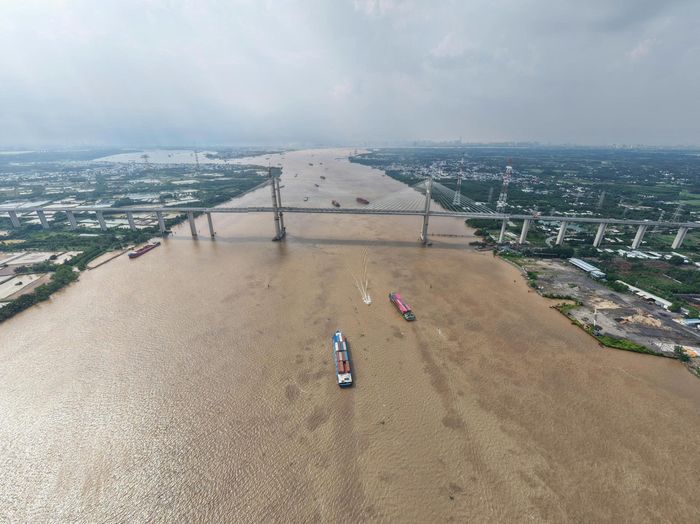 Ông Phạm Thanh Hải, Giám đốc Ban Quản lý dự án các đường cao tốc phía Nam (SEPMU) thuộc Tổng công ty Đầu tư phát triển đường cao tốc Việt Nam (VEC), cho biết việc hoàn thành, đưa cầu Phước Khánh vào khai thác đã chính thức thông tuyến cao tốc Bến Lức - Long Thành, kết nối liền mạch Đông - Tây, thỏa lòng mong ước của hàng triệu người dân và giới doanh nghiệp.