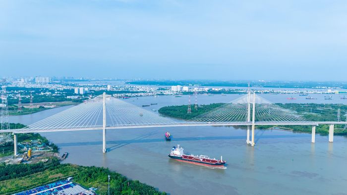 Cầu Phước Khánh bắc qua sông Lòng Tàu được khởi công năm 2015 và dừng thi công năm 2019 khi đã đạt 81% khối lượng. Cầu dài 3,1km, nhịp chính 300m, hai trụ dây văng chữ H cao 155m, tĩnh không thông thuyền 55m - thuộc loại cao nhất cả nước, cho phép tàu đến 30.000 tấn và tàu container nhiều tầng đi qua.