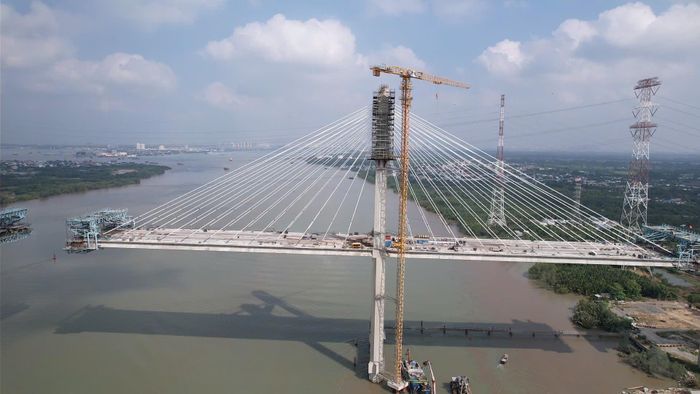 Công trình đã tạm ngưng thi công hơn 6 năm. Cùng với sự cố va tàu đầu năm 2021 dẫn đến sập cần cẩu tháp, hư hỏng một phần xe đúc, đốt K0 đang thi công cũng bị ảnh hưởng và dang dở. Dưới tác động của thời tiết, các kết cấu phụ trợ thi công phải phơi nắng, phơi mưa trong thời gian dài, dẫn đến xuống cấp nghiêm trọng.