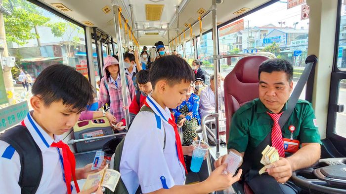 Chỉ 10.000 đồng học sinh, sinh viên đi suốt tuyến xe buýt.