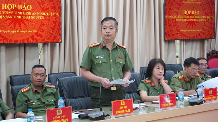 Đại diện các phòng nghiệp vụ trao đổi thông tin tại buổi họp báo.