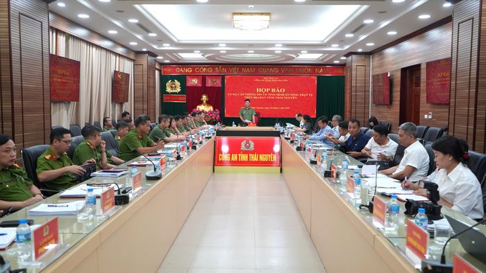 Đại tá Hà Trọng Trung, Phó giám đốc công an tỉnh Thái Nguyên chủ trì buổi họp báo.