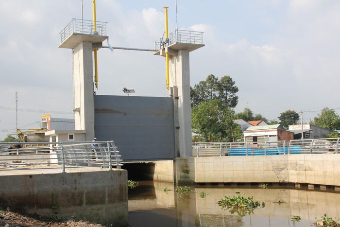 Hệ thống cống Long Sơn trên tuyến đường đê bao đã lắp xong các van thủy lực, chờ ngày vận hành.