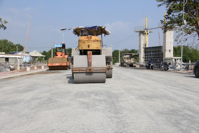 Xe lu thi công tại khu vực cống Long Sơn.