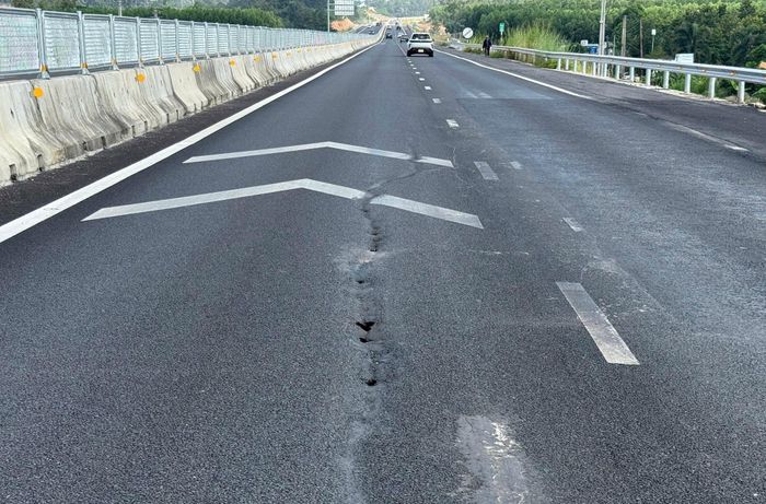 Mặt đường bị vệt nứt kéo dài trên cao tốc.