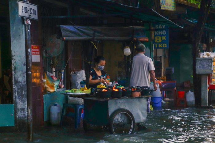 Theo cơ quan khí tượng, đợt triều cường cuối tháng 9 trùng kỳ triều rằm tháng Tám Âm lịch, bước vào cao điểm triều. Mực nước đỉnh triều tại các trạm vùng hạ lưu sông Sài Gòn - Đồng Nai như Phú An và Nhà Bè được dự báo đạt khoảng 1,60-1,65 m, xấp xỉ hoặc vượt báo động 3.