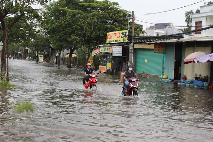 Cơ quan khí tượng cảnh báo, nếu triều cường đạt đỉnh kết hợp với mưa dông vào cuối ngày, tình trạng ngập có thể nghiêm trọng hơn tại các khu vực ven sông, kênh rạch, vùng trũng thấp và những nơi hệ thống thoát nước còn hạn chế.